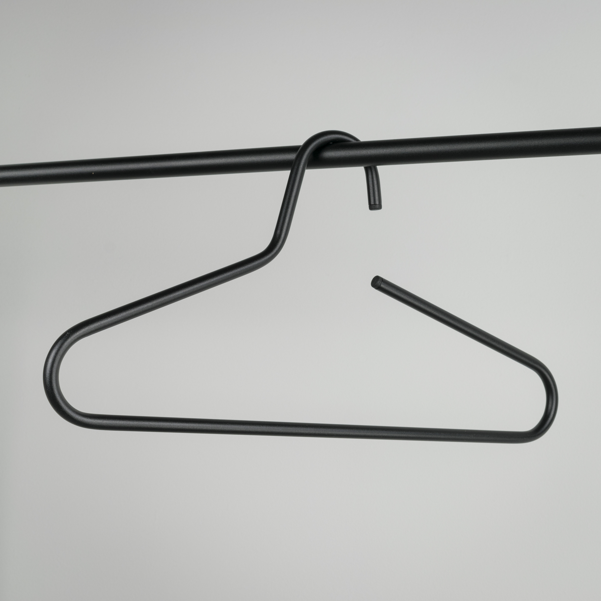 VICTORIE Coat hangers (set of 5 pieces) - Black_1